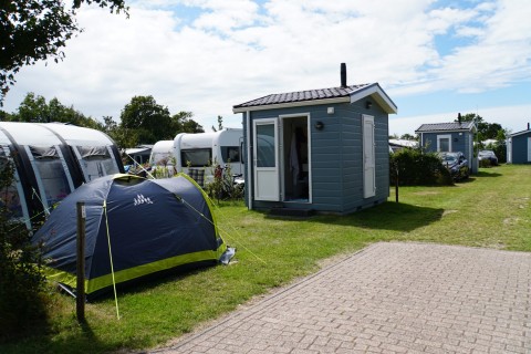 Luxe comfortplaats met privé sanitair in Burgh-Haamstede Camping Ginsterveld 1.JPG