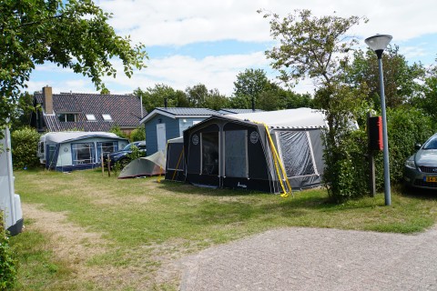 Luxe comfortplaats met prive sanitair in zeeland Camping Ginsterveld