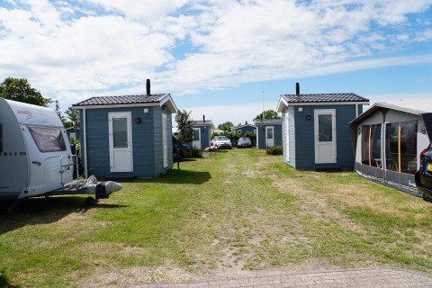 Luxe comfortplaats met prive sanitair in zeeland Camping Ginsterveld
